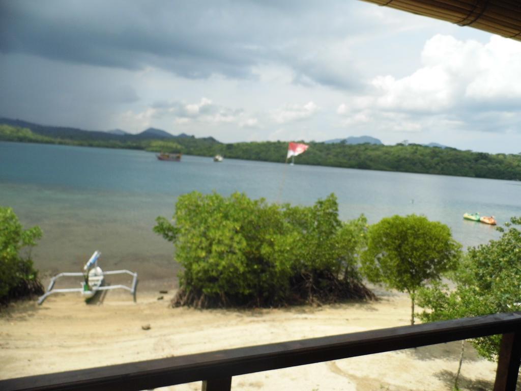 White Sandy Beach Menjangan Hotel Banyuwedang Екстериор снимка